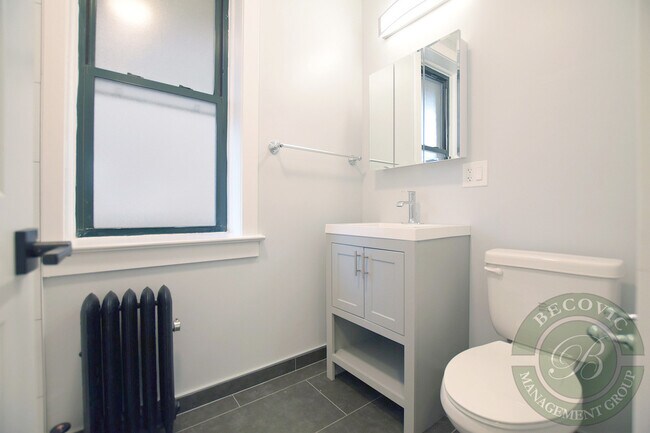 Building Photo - 7742 N Eastlake Terrace