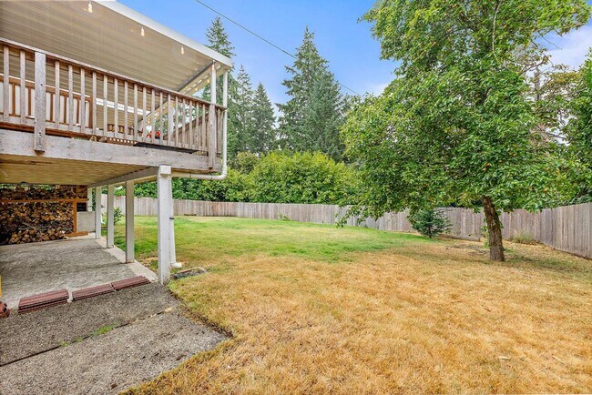 Building Photo - Spacious 4 Bed Lakewood Home w/ 2 Kitchens...
