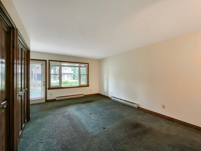 Building Photo - 3 Bed (private loft as 3rd BR) Downtown Br...