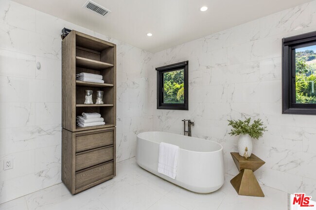 Building Photo - 1805 Coldwater Canyon Dr