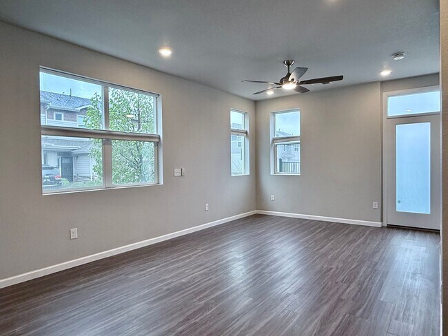 Building Photo - Wonderful End Unit 2 Bed/2.5 Bath Townhome...