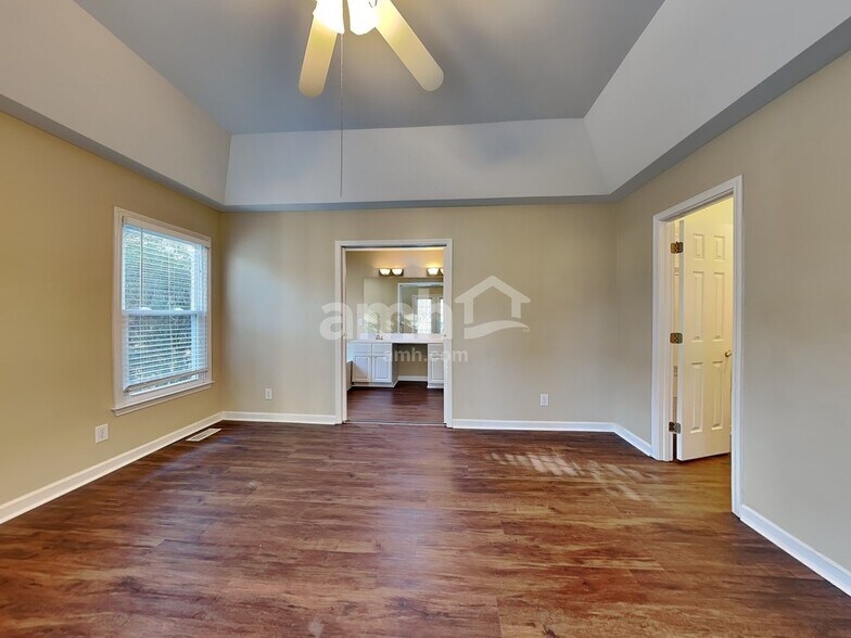 Building Photo - 100 Lake Lennox Dr
