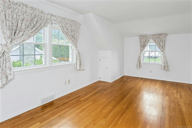 Building Photo - 54 Oak Grove Pl