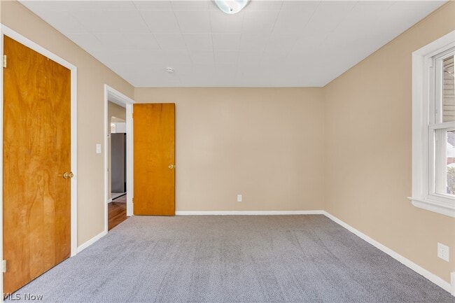 Building Photo - 655 E 240th St