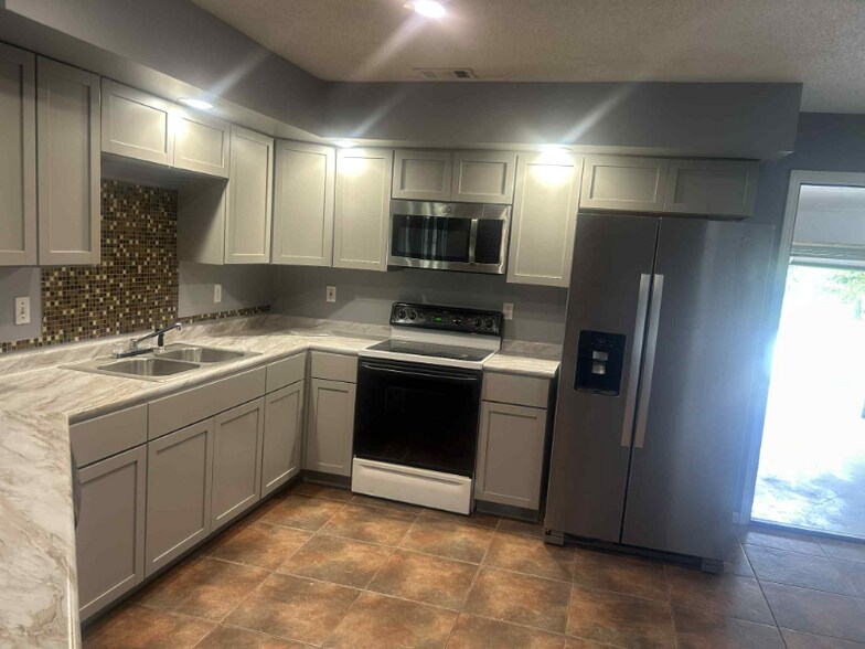 Building Photo - 4002 Sandstone Dr