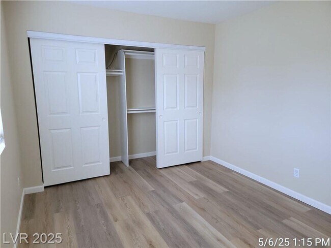 Building Photo - 1ST FLOOR UNIT IN HEART OF GREEN VALLEY!!