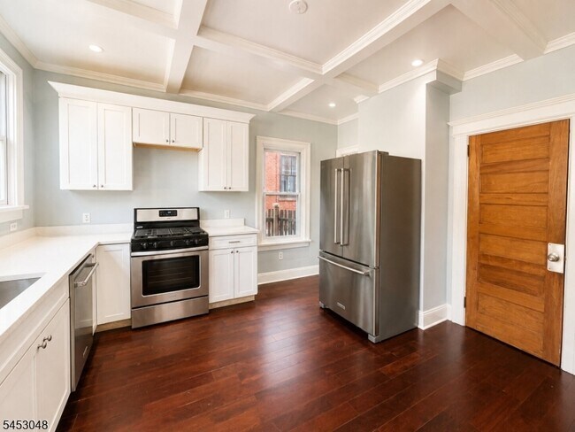 Building Photo - 2 Cloverhill Pl