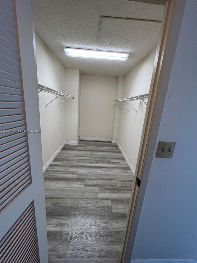 Building Photo - 2500 Parkview Dr