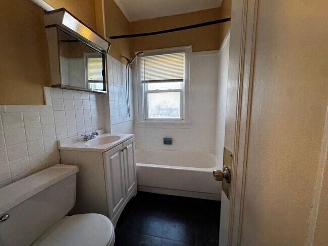 Building Photo - 1545 Glenmont Rd