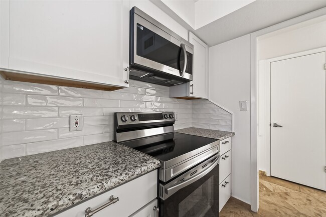 Building Photo - 3303 W Greenridge Dr