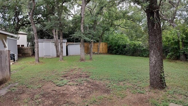 Building Photo - 305 Woods Ln