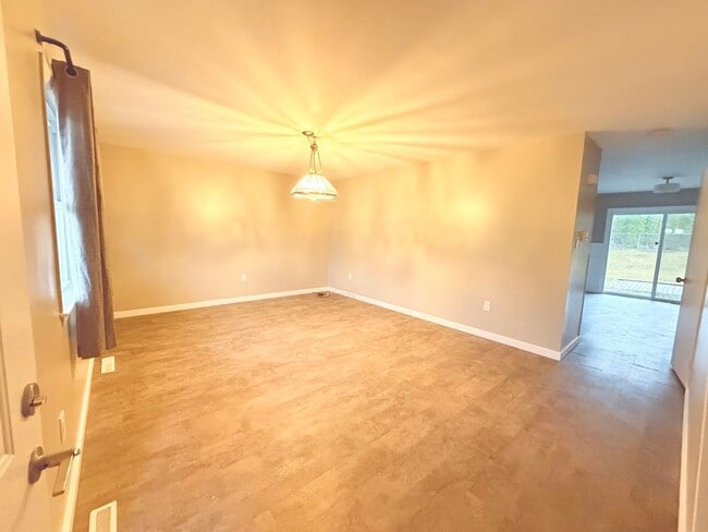 Building Photo - 3 Bedroom House