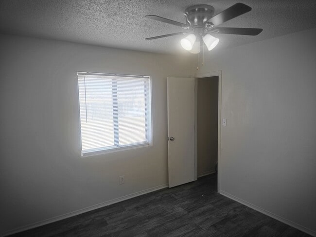 Building Photo - 409 River Rd