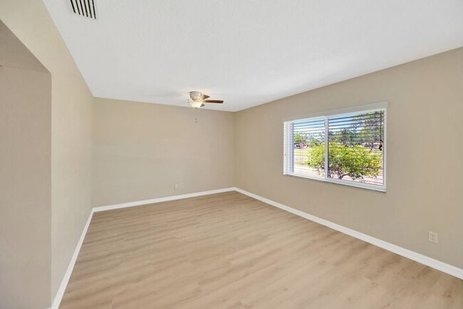Building Photo - 2 BR, 2 BA Home in the Mainlands on the 18...