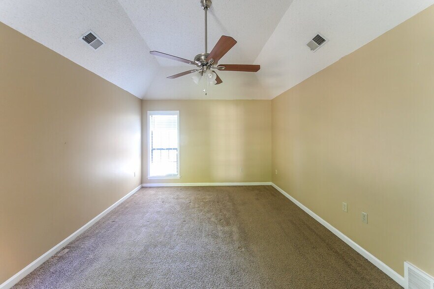 Building Photo - 6770 Lake Point Cir