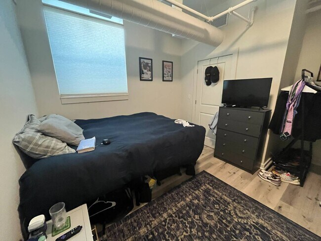 Building Photo - 487 Nott St