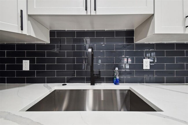 Building Photo - 4910 N Darby Ave