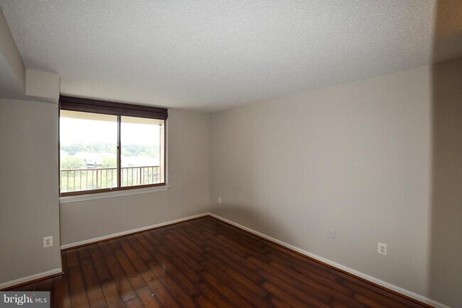 Building Photo - 10101 Grosvenor Pl