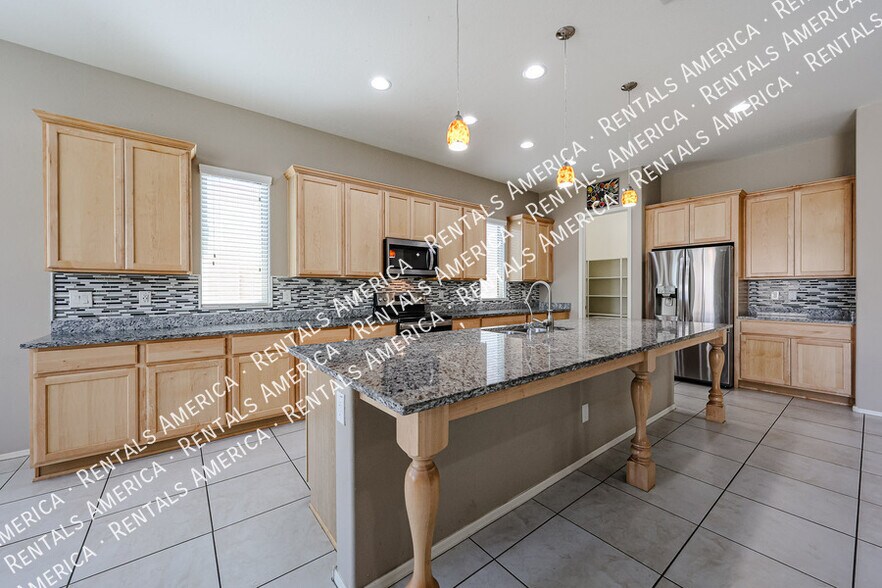 Building Photo - 10160 W Robin Ln