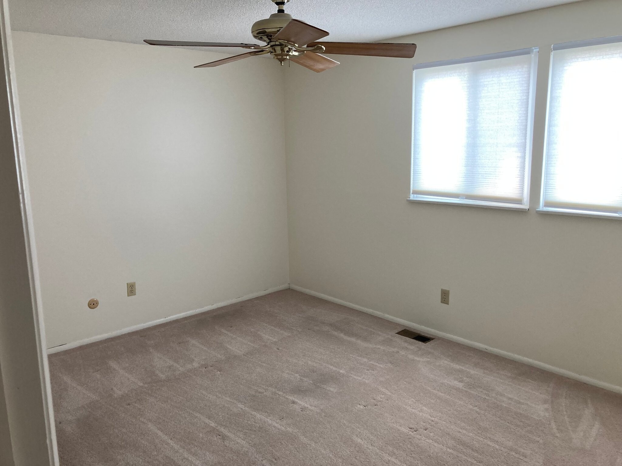 Building Photo - 585 Meadowview Ln