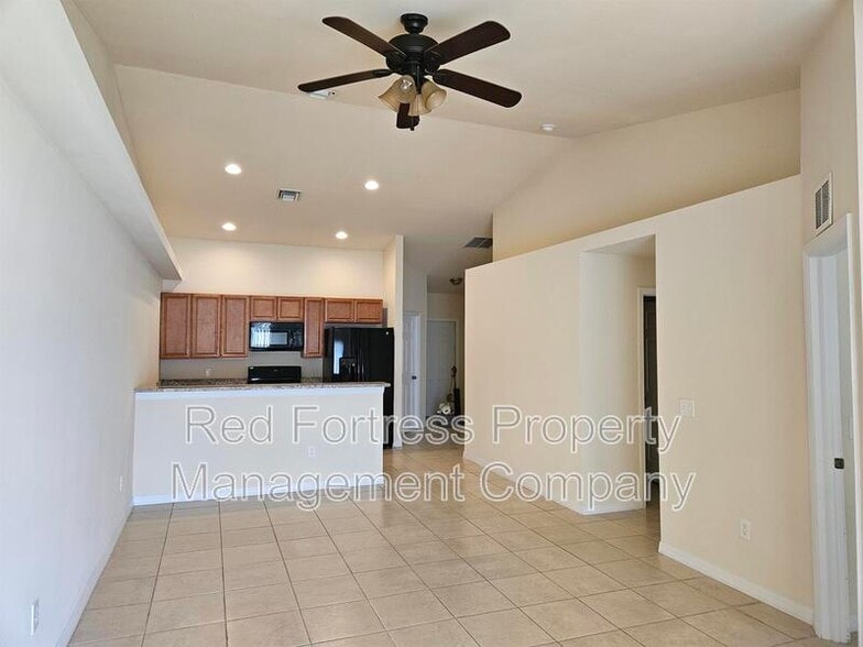 Building Photo - 542 SE 6th Pl