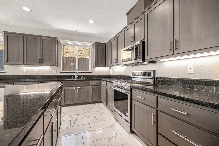 Building Photo - 31 Cortina Ct