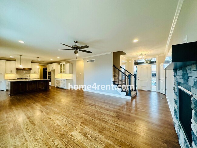 Building Photo - Nearly New Luxury Home in Blue Valley Schools!