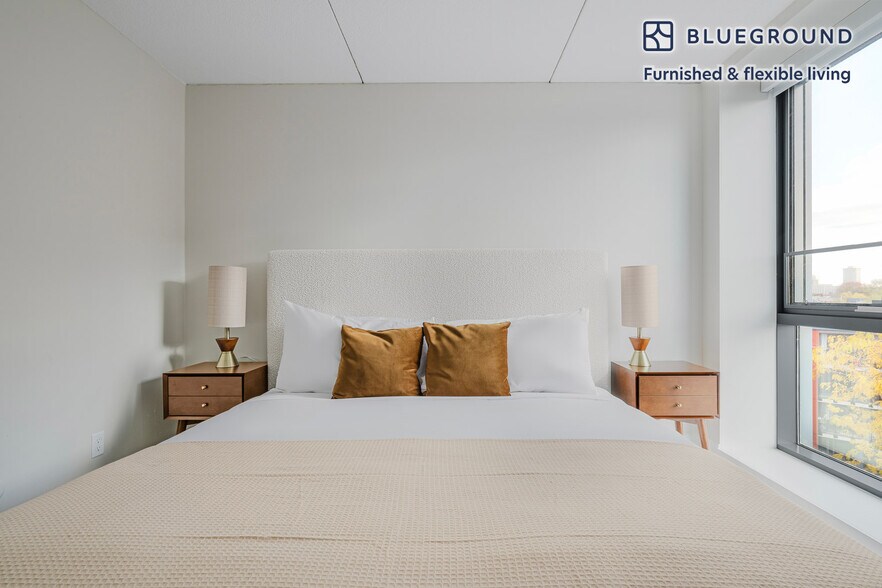 Building Photo - 812 Memorial Dr