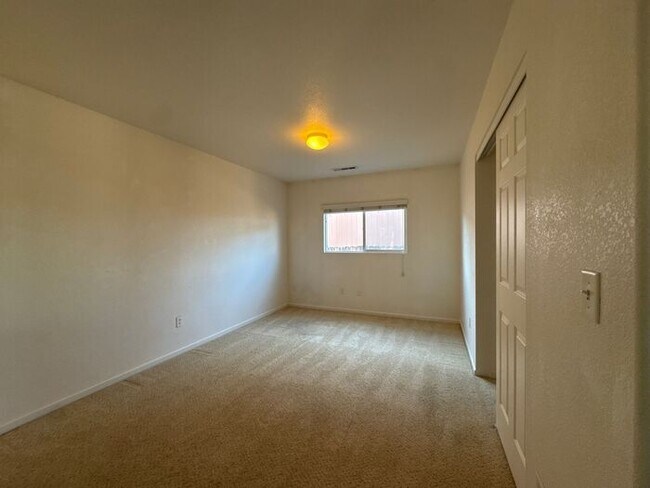 Building Photo - 3 Bed 2 Bath Home w/ Beautiful Backyard - ...