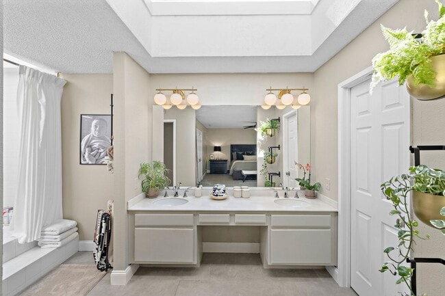 Building Photo - Charming Townhome in Turtle Rock