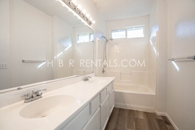 Building Photo - Charming 3-Bedroom Home with a Beautiful Pool in Lathrop! *POOL SERVICE INCLUDED*