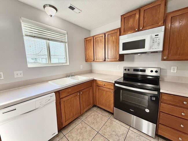 Building Photo - 3 Bedroom Townhome Available March 1