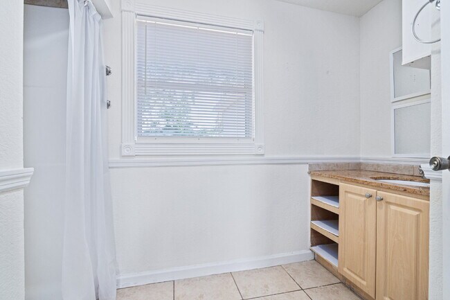 Building Photo - "Charming 4-Bedroom Tampa Home with 2 Full Baths and Spacious Layout!"