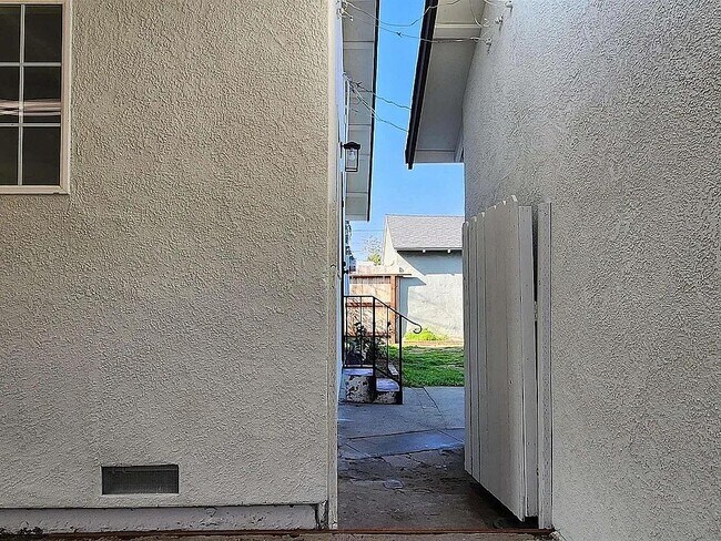 Building Photo - 308 Vine St