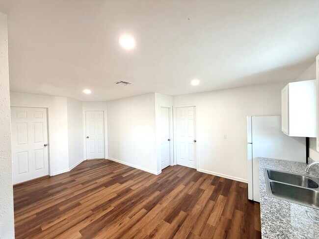 Building Photo - Laplace