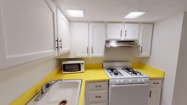 Building Photo - Charming Apartment Near Wash Park