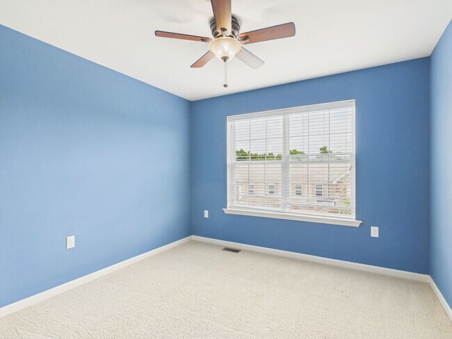 Building Photo - Spacious Townhouse on Mapleton Blvd.