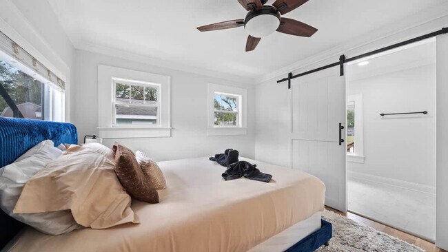 Building Photo - 720 1/2 West Woodlawn Avenue-SI ID1271939P