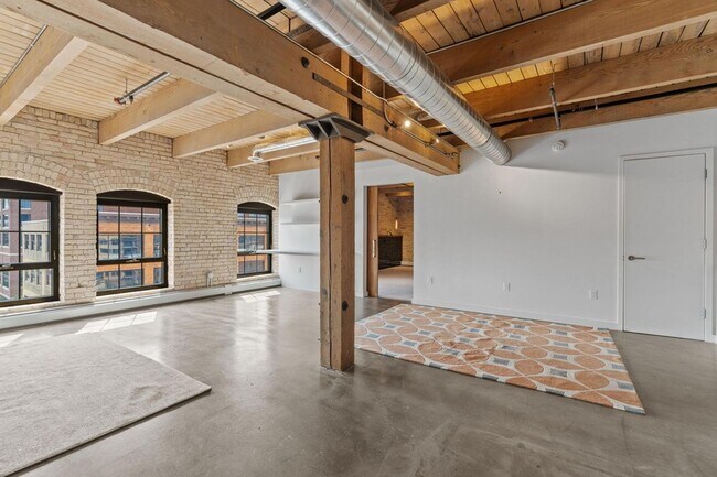 Building Photo - 404 N Washington Ave