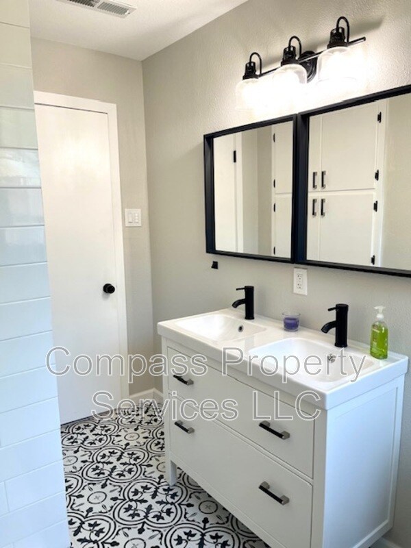 Building Photo - 2321 Glendale Dr