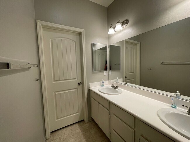 Building Photo - Spacious Chula Vista Home | 2 Car Garage | Pools, Gym & Tennis Courts