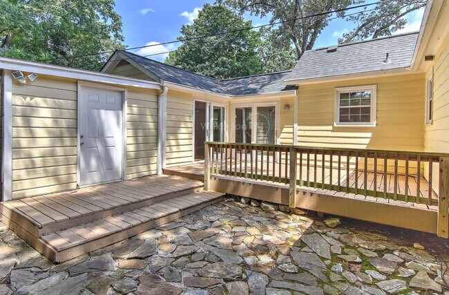 Building Photo - Cottage Home in Plaza Midwood 2Bd/1Bth wit...