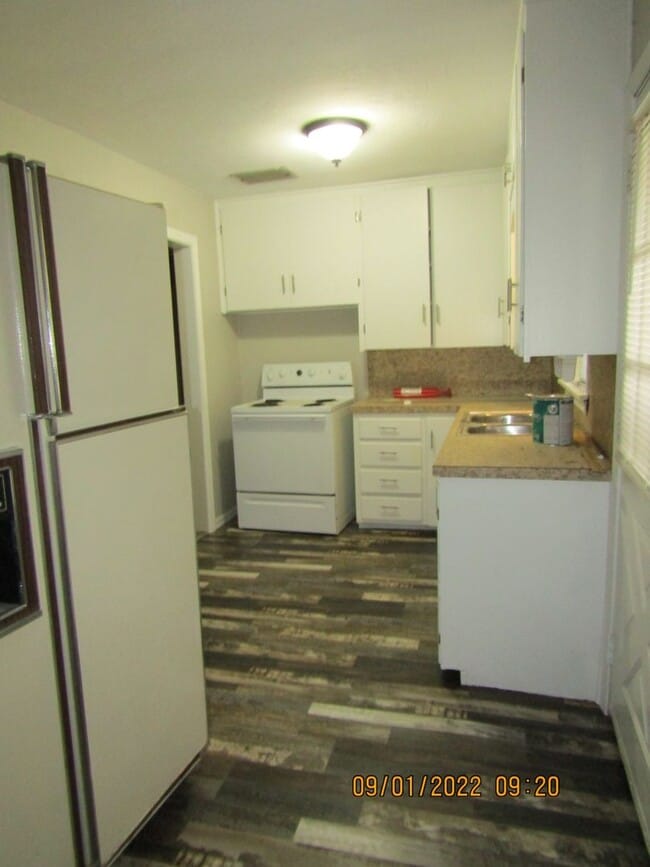 Building Photo - Very nice spacious home located in the Tom...