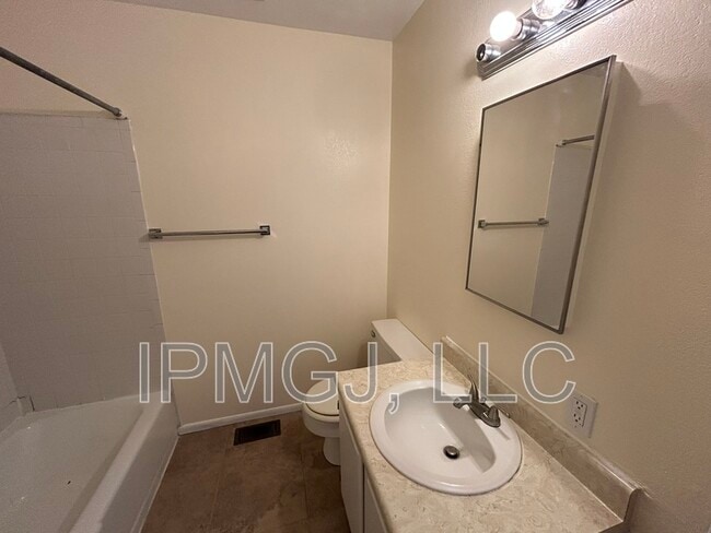 Building Photo - 856 Iowa Ave