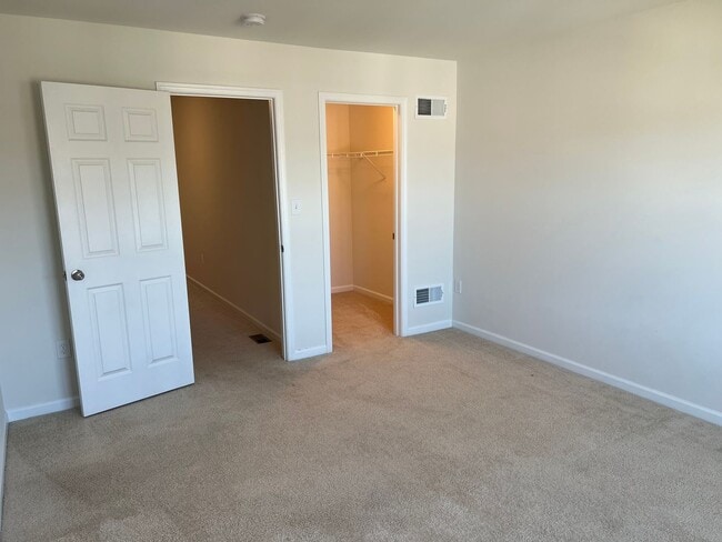 Building Photo - Stunning 4 bedroom 2.5 Bathroom Home in Ma...