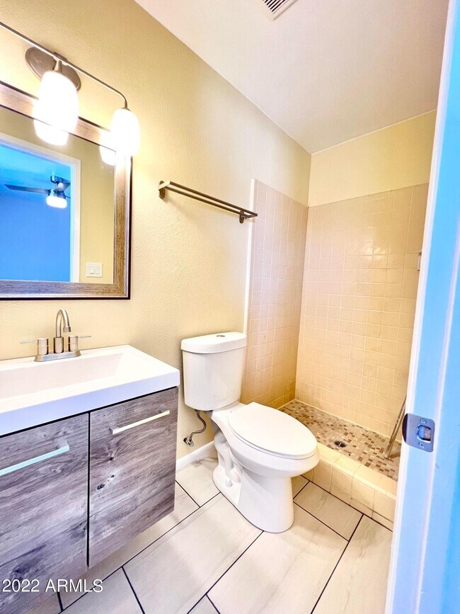 Building Photo - 2235 E Victory Dr