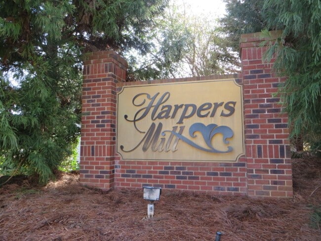 Building Photo - Location! Location! 3 bedroom End Unit Tow...
