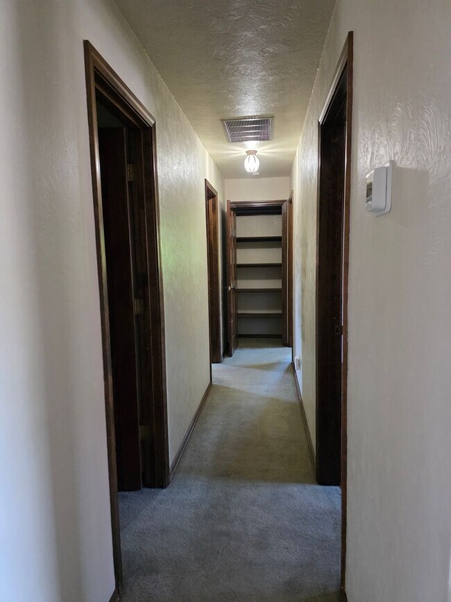 Building Photo - Great Home with Game Room