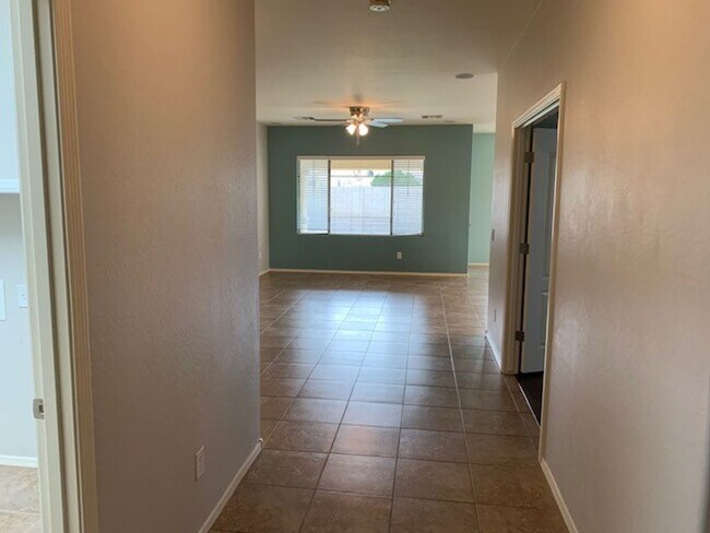 Building Photo - Beautiful 4 bedroom 2 bath home