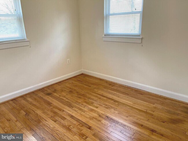 Building Photo - 7132 Parkview Ave